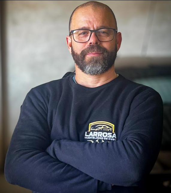 Foto de Deivid, dono da Larrosa Martelinho de Ouro